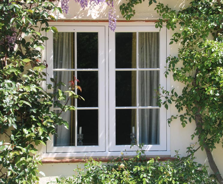 Off-white colour goes naturally with the rendered facade of this spectacular country home